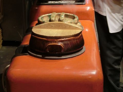 かまどでお米を炊いている様子
