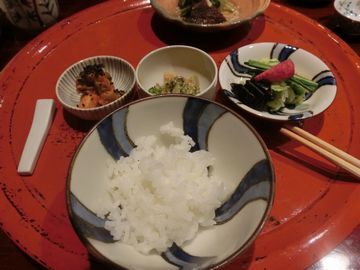 ご飯のおかずに香の物をよそった小皿が4皿並べられている。