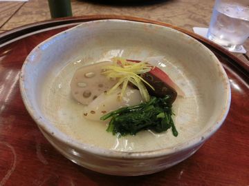 レンコンやミョウガ、イモなど季節の野菜の炊き合わせが1つの大皿に盛られている。