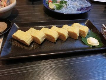 お皿に盛られた一口サイズに切ってある卵焼きの写真