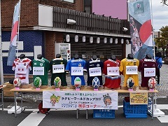 各国のユニフォームやラグビーボールを街中で展示している様子