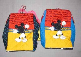 ミッキーマウスの後ろ姿が入っている手作りのリュックサック2つ