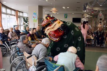 施設に慰問して、獅子舞を披露する様子