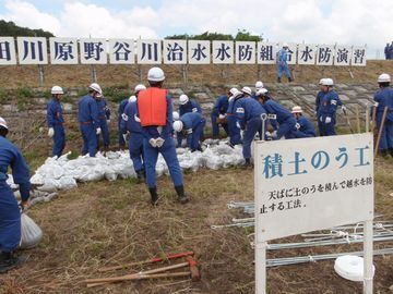 「積土のう工」の演習をしている参加者ら