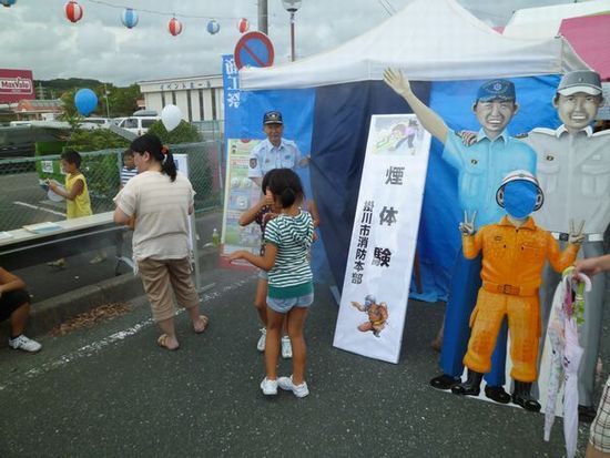 住宅用火災報知器の広報の様子。煙体験のテントや、顔出しパネルが並ぶ。