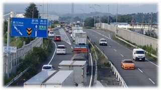 1車線の為起きたにインターチェンジ付近の渋滞