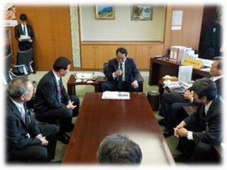 牧野国土交通省副大臣を中央にソファーに座って話をしている