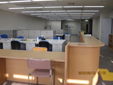 中部ふくしあ内装写真、ついたての無いワンフロアの執務室に机とカウンターが配置されている