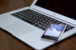 ノートパソコンとスマートフォンの写真