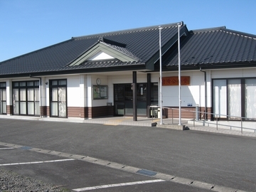 正面玄関にスロープがある平屋建ての岩滑公会堂