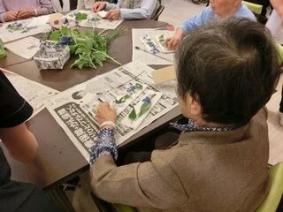 押し花・押し葉うちわ作りを楽しむ施設利用者ら