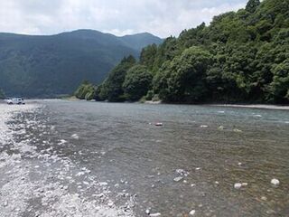 気田川の澄んだ水が流れている様子。奥には山も写っている。