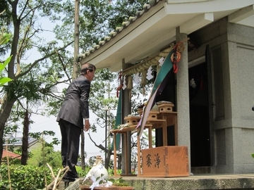 水神宮例祭で水神宮にお詣りする男性