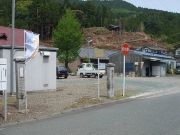 山の手前にある小学校跡地。校門と思われる石碑が立っている。