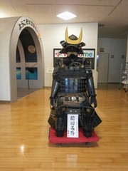 大人の等身大の前田暮得の甲冑