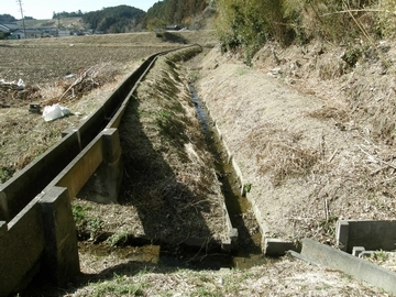 溝さらい後の排水路の写真